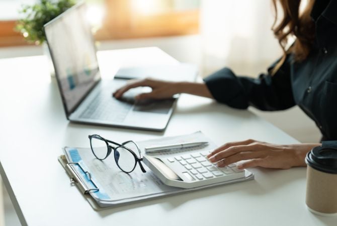 Una mujer trabajando en un portatil
