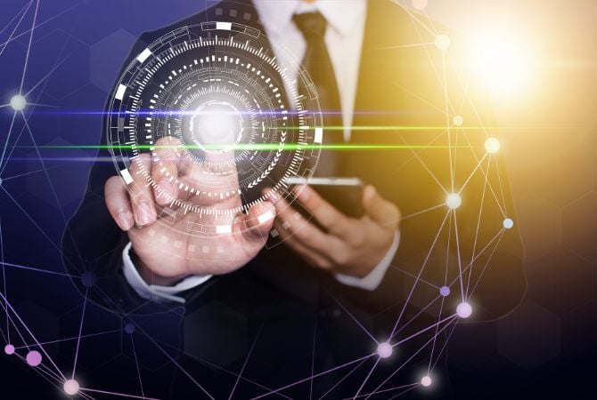 Una persona toca una pantalla tactil transparente