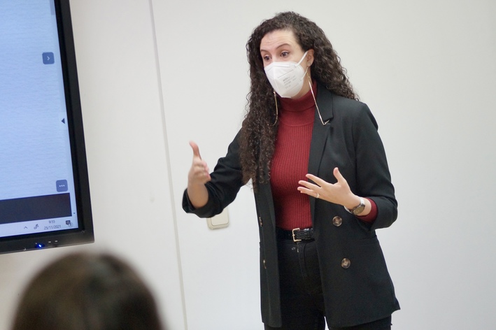 Profesora impartiendo un curso