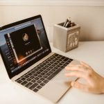 Movil con una mano en el teclado