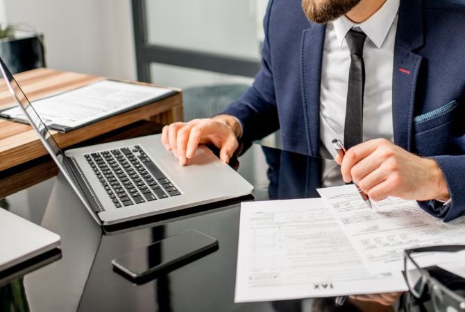 Una persona trabajando en un portatil