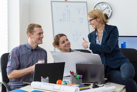 Un grupo de profesor compartiendo ideas juntos