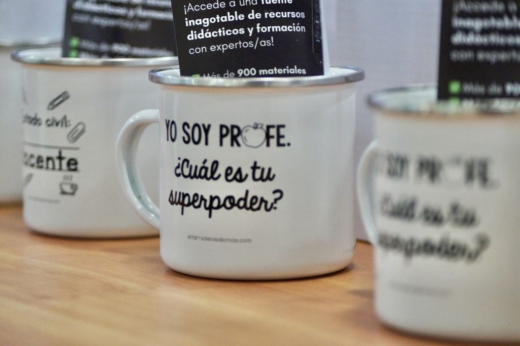 Tres tazas de café con mensaje