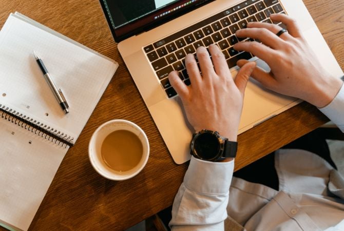 Manos en un teclado de un portatil