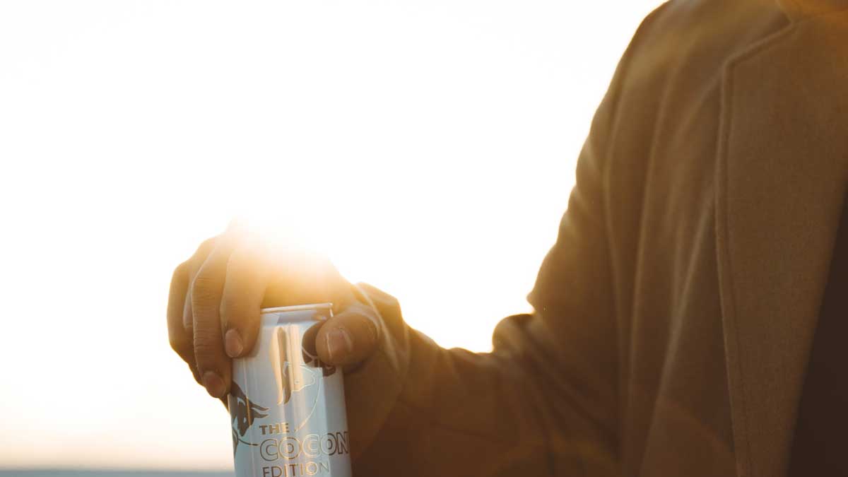 Una persona con una lata de refresco en la mano